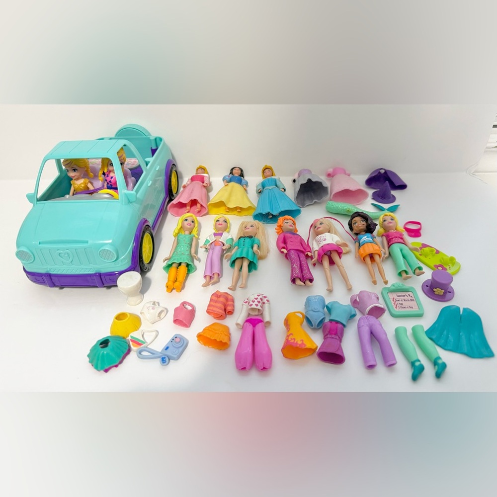 Polly Pocket Playset with Assorted Dolls and Accessories